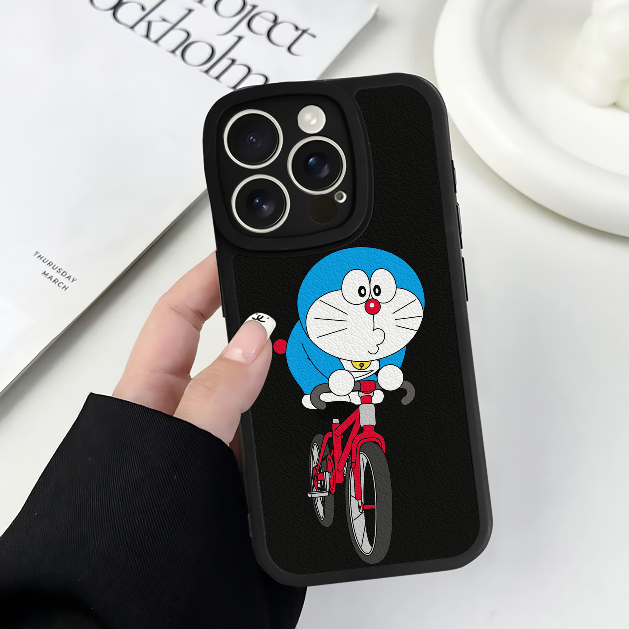 （画像用） ドラえもん Doraemon 【iPhone 16シリーズ対応】シリコンスマホケース（レザー調） 材質：シリコン